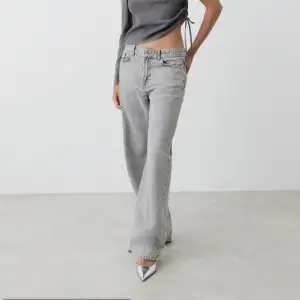 Säljer nu mina näst intill oanvända Low straight jeans från Gina Tricot då dom är förstora. Pris kan diskuteras vid snabb affär, skriv för fler bilder💗 Nypris 500kr!! 