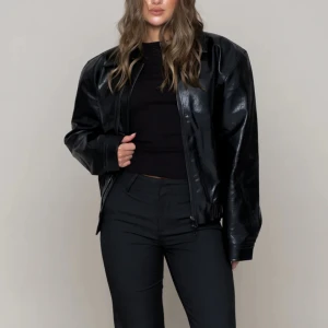 Lxa Jacka - Jacka i nyskick från LXA, storlek 38 🖤denna storlek är slutsåld på deras hemsida. Säljer då den var lite för stor för mig, nypris är 990kr