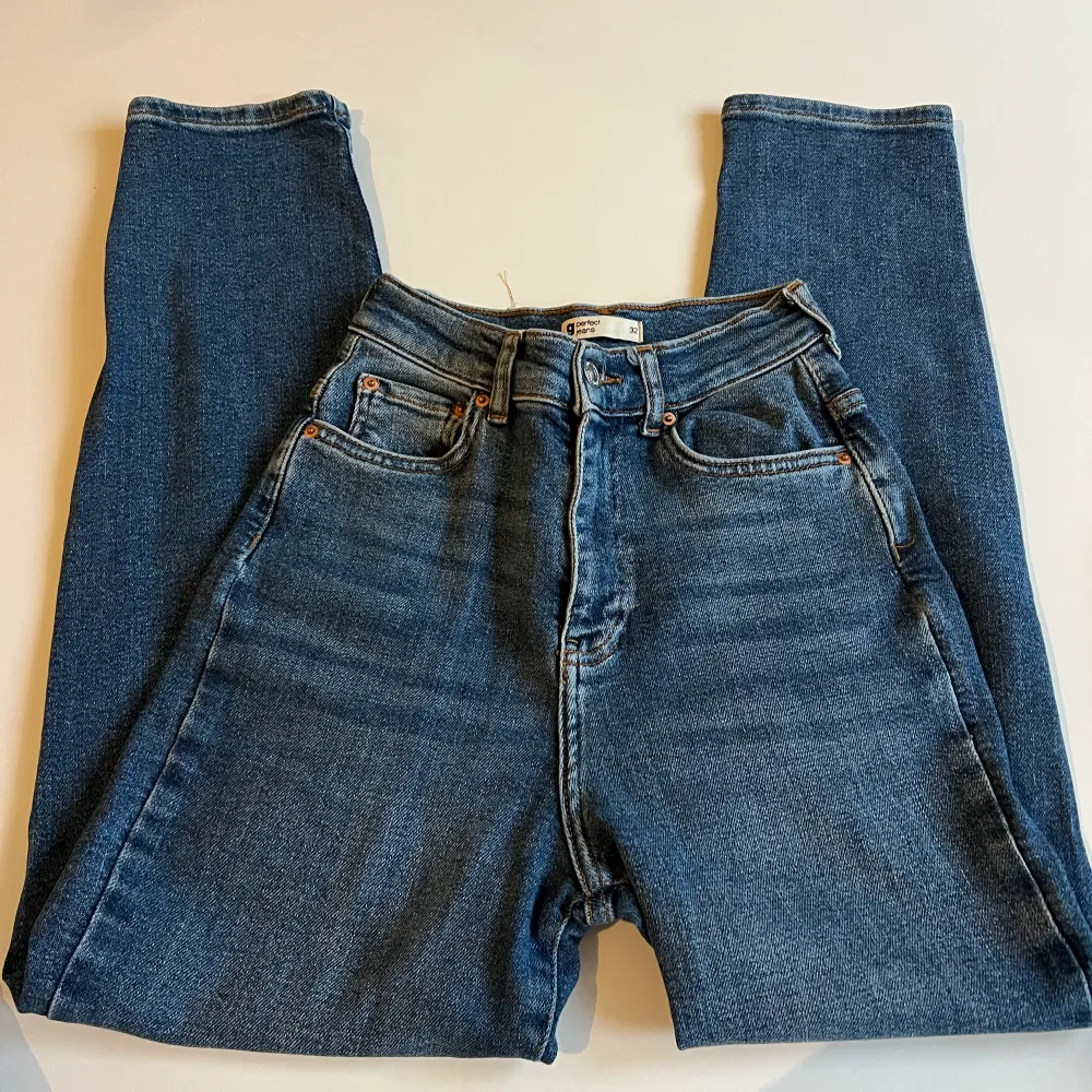 Knappt använda ”ballong” jeans från Gina Tricot i storlek 32 petite.De är även high waist. Men mjukt material av jeans. . Jeans & Byxor.