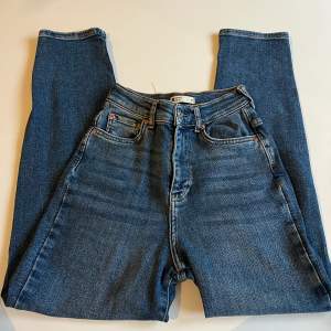 Knappt använda ”ballong” jeans från Gina Tricot i storlek 32 petite.De är även high waist. Men mjukt material av jeans. 