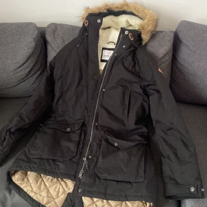 Jacka  - En vinterjacka som aldrig har använts. 