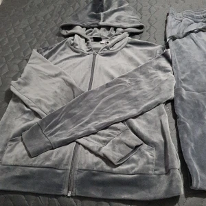 Velour hoodie  - Jag säljer min fin velour hoodie från Gina Tricot som är i jätte bra skick storlek M. Köparen står för frakt. 