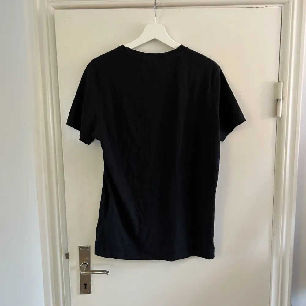 Svart basic t-shirt från Calvin Klein, knappt använd så är som ny, super mjuk i tyget!. T-shirts.