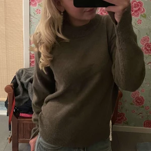 Stickad tröja  - Säljer en brun ish stickad tröja jätte skön och sticks inte alls