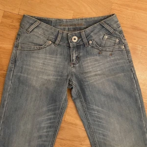 lågmidjade jeans - Säljer vidare dessa ursnygga jeans som tyvärr inte passade mig. Tryck på köp nu💕 Innerbenslängd: 83 cm. Midjemått: 35 cm. Total längd: 105 cm. Lånade bilder från förra säljaren.