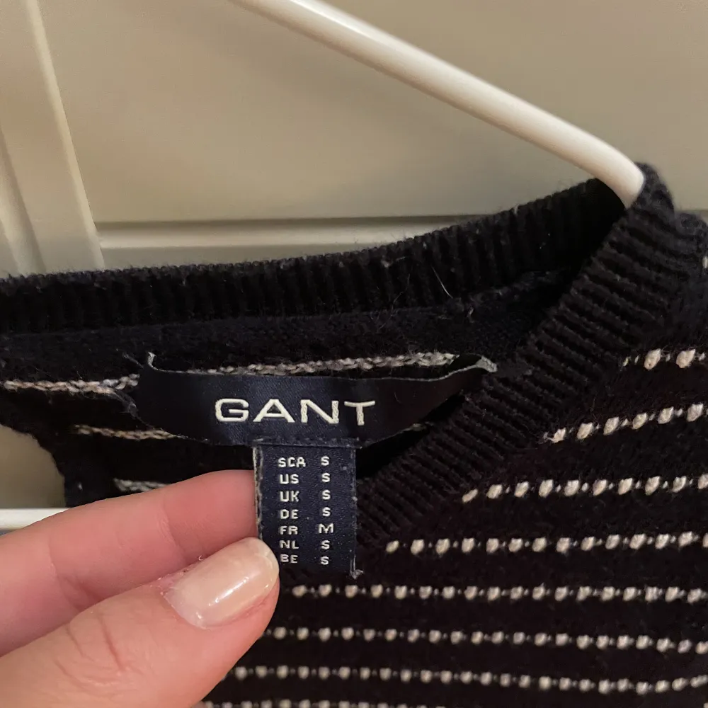 söt randig t-shirt i tjockare material från Gant! mycket fint skick.. Tröjor & Koftor.