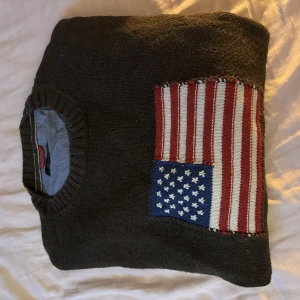 Gant - säljer denna bruna gant tjocktröja som jag är begagnad men har själv knappt använt👌🏼 skriv för mer bilder eller frågor🩷pris kan diskuteras 😗