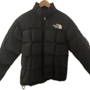 The North Face jacka 700 - Hej. Säljer nu min North Face dunjacka då den har blivit för liten. Jackan är i storlek XS och i mycket bra använt skick. Skriv vid intresse💯. 