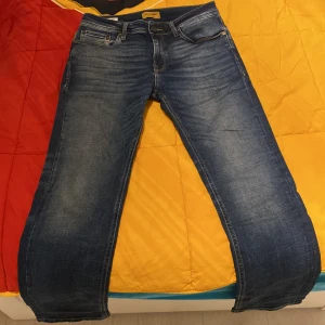 Jack & Jones Clark Jeans Regular Fit - Säljer mina feta jeans från Jack & Jones som har en unik och snygg färg. Dom är helt fräscha inget fel på dom. Säljer pga att dom är väldigt små på mig.