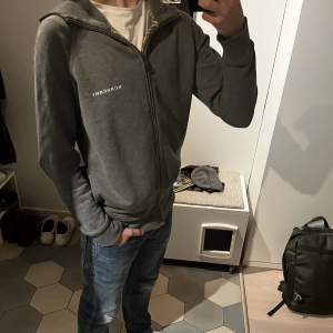 Säljer nu en riktigt snygg zip hoodie från Burberry i färgen grå🩶👍 Den är riktigt snygg och efterfrågad. Den har små slitage på armen som man  verkligen inte tänker på 👍 Skick: 8/10 ny, pris 7499 skriv om du har några funderingar 😉👌