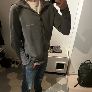 💫BURBERRY - Zip hoodie💫 - Säljer nu en riktigt snygg zip hoodie från Burberry i färgen grå🩶👍 Den är riktigt snygg och efterfrågad. Den har små slitage på armen som man  verkligen inte tänker på 👍 Skick: 8/10 ny, pris 7499 skriv om du har några funderingar 😉👌