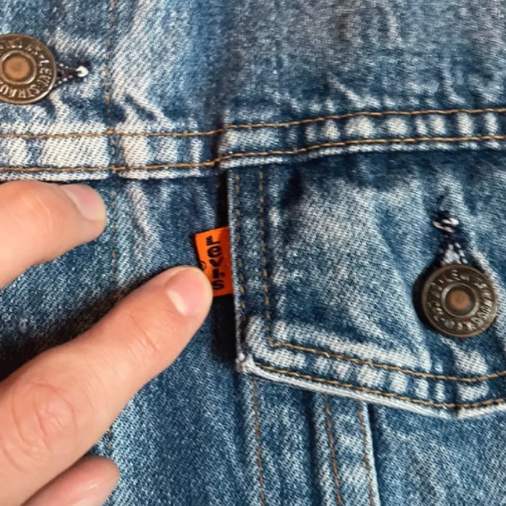 Var från början jeans jacka och haft patches på baksidan. Tröjor & Koftor.