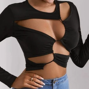 Topp - Super snygg topp som är öppen en del framtil. Storlek XS men passar även S. Kommer tyvärr inte till någon användning numera men annars älskar jag den!😍