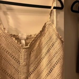 Gulligt linne - Säljer detta supergulliga linne! Skriv för frågor. Har ej bild på. Tryck gärna på köp nu❤️