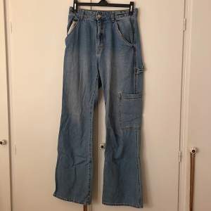 Ett par cargo byxor/jeans från hm som används några gånger. Säljer då jag tycker att de inte passar. 