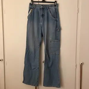 Ett par cargo byxor/jeans från hm som används några gånger. Säljer då jag tycker att de inte passar. 