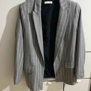 Jätte fin kavaj  - Bra stickat, och fin material, stor ej stollen man Jah änvönder XS och den är stor för mig men inte överdrivet  