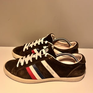 Moncler skor  - Säljer ett par sjukt snygga och ovanliga moncler skor i storlek 43, cond 8/10 mockan är i bra skick. Tillkommer endast skor