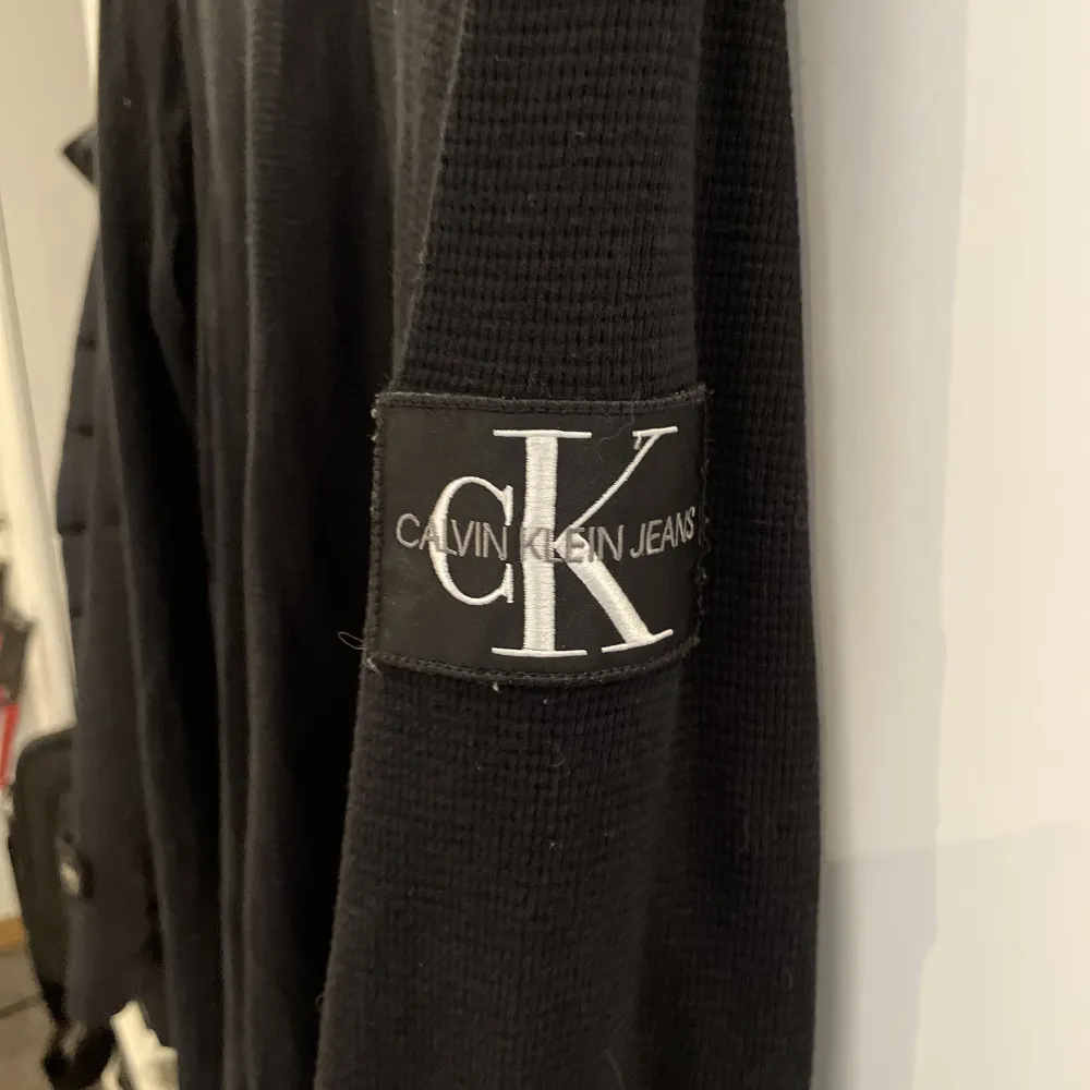 Snygg stickad Calvin Klein tröja, perfekt nu under vintern🤩Använd 1 gång genom att den är lite förstor ,så passar både S och M. Ny pris 999kr🤩. Tröjor & Koftor.