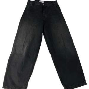 Feta baggy Jeans från bershka i Wien. Säljer dom för att dom har blivit för små ( rätt så liten i storleken )