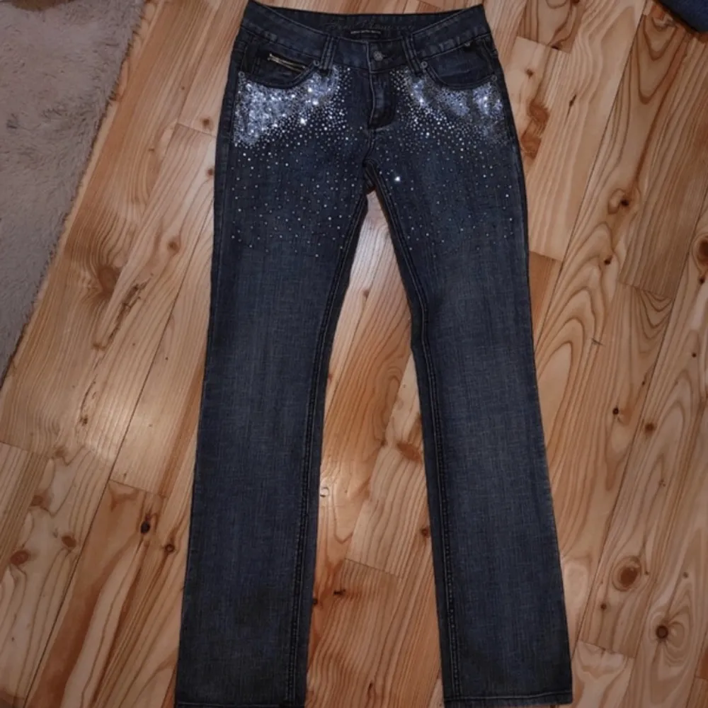 Glittriga skitballa lågmidjade utsvängda jeans! Tyvärr för små för mig 💖 (lånade bilder). Jeans & Byxor.
