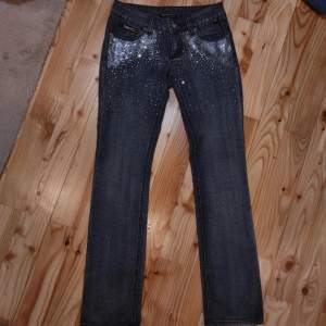 Glittriga skitballa lågmidjade utsvängda jeans! Tyvärr för små för mig 💖 (lånade bilder)