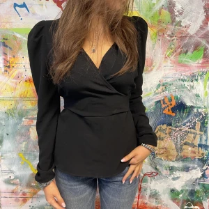 Svart blus med snörning  - Storlek M men passar S också. Modellen är 175 cm. Hör av er vid frågor/fler bilder.