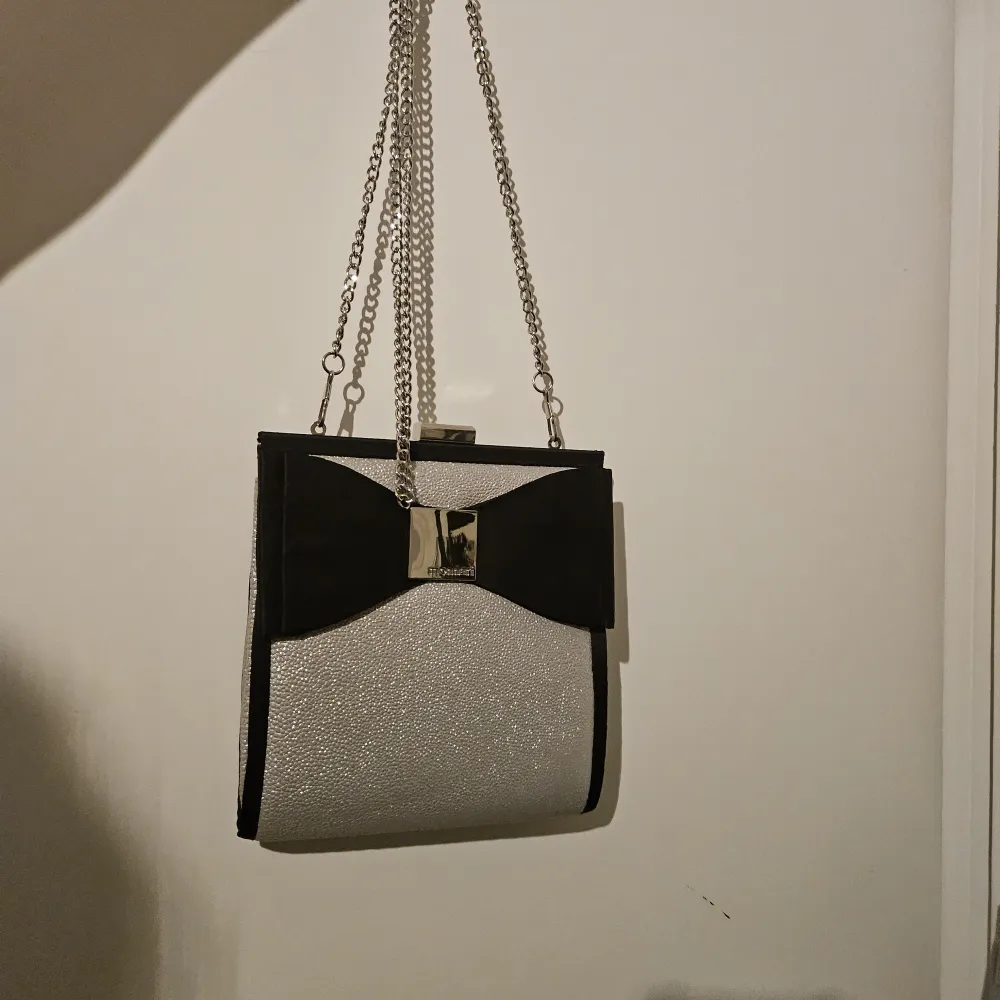 En silver handväska, nästan o använd . Väskor.