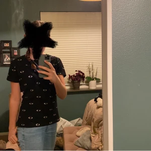 Svart kenzo t-shirt❤️🫶🏻😽 - Svart kenzo t-shirt med ögon som mönster typ❤️ Den är i storlek XS-S😽 Inga defekter men är använd💕 Är såklart äkta🫶🏻