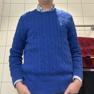 Stickad Ralph lauren kofta - Riktigt schysst stickad kofta från Ralph lauren i härlig blå färg. Storlek M. Väldigt sparsamt använd!