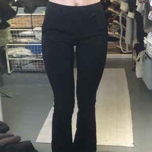 Svarta Kostymbyxor  - Svarta kostymbyxor från Ellos. Nästan aldrig använda och i superbra skick! Storlek 36 och jättebra i längden för mig som är 170 cm☺️