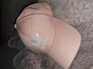 Keps - Äkta adidas keps köpt i en Adidasbutik. Aldrig använd. Ordinariepris ca 200kr