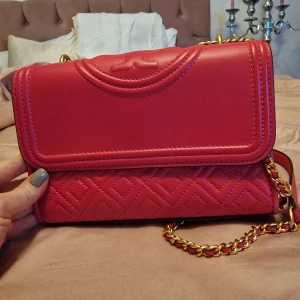 Tory Burch rosa väska - Äkta, Fint skick med viss slitage på baksidan