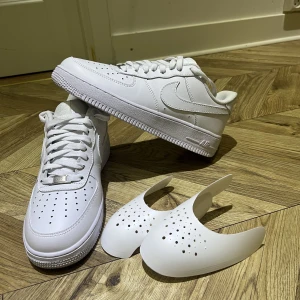 Air force 1 - Säljer Air force 1 där crease skydd ingår. Säljer pga för små, pris kan diskuteras vid snabb affär
