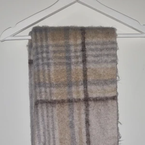 Halsduk från nakd  - Använd fåtal gånger 