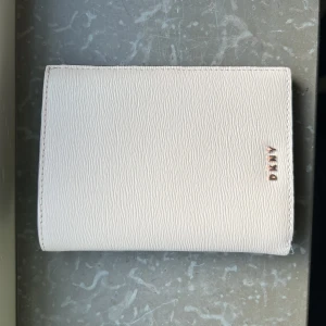 Passfodral / plånbok  - Passfodral / plånbok i skinn.