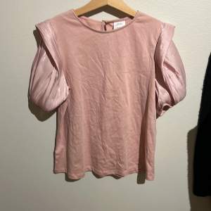 Rosa blus/T-shirt med puffärm i silke🩷storleken är 152 men passar även 158-160🩷