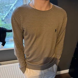 Ralph lauren tröja - Riktig snygg beige Ralph lauren tröja i nyskick.💫   Modellen på bilden är 172  Skriv vid fler frågor eller funderingar🍁
