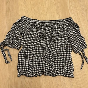 Rutig blus - Söt rutig off-shoulder blus 