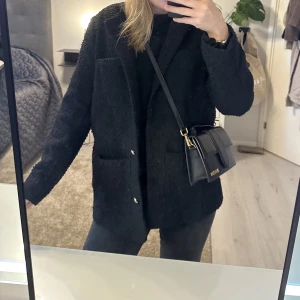 Jacka kappa - Så snygg kappa/jacka från hm. Knappt använd. Fint tyg med struktur! Perfekt för vintern