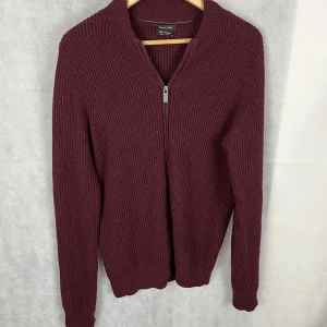 Massimodutti Kashmir fullzip - Riktigt skön fullzip i kashmirblandning av massimodutti. Storlek M. Sitter riktigt nice i väldigt bra skick. Fler frågor kontakta gärna!