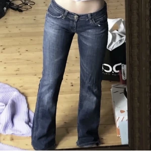 Lågmidjade levisjeans bootcut - Lågmidjade bootcutjeans från Levis strl: 27/34 💕Midjemått: 36cm 💕 Innerbenslängd: 82cm, skriv för fler bilder eller frågor