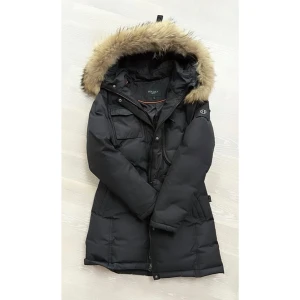 Hollies Livigno jacka - Vinterjacka / dunjacka från Hollies i modellen Livigno, storlek 36. Jackan är svart med en stor äkta pälskrage. Jättefint skick, sparsamt använd vid finare tillfällen. Köpt för 4.495kr i oktober 2022, kvitto finns!