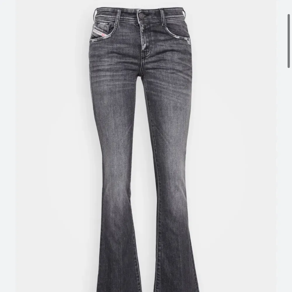 Superfina grå jeans från Diesel🙌🏻 1969 D-EBBEY Bootcut! Något använda men fint skick! Kommer inte till användning längre tyvärr :(  Strl: 28x32, låg/medelhög midja!  Nypris: 1 795kr  💃🏼🙏🏻. Jeans & Byxor.