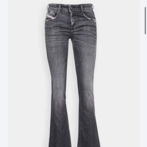Superfina grå jeans från Diesel🙌🏻 1969 D-EBBEY Bootcut! Något använda men fint skick! Kommer inte till användning längre tyvärr :(  Strl: 28x32, låg/medelhög midja!  Nypris: 1 795kr  💃🏼🙏🏻