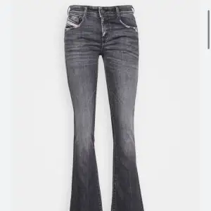 Superfina grå jeans från Diesel🙌🏻 1969 D-EBBEY Bootcut! Något använda men fint skick! Kommer inte till användning längre tyvärr :(  Strl: 28x32, låg/medelhög midja!  Nypris: 1 795kr  💃🏼🙏🏻