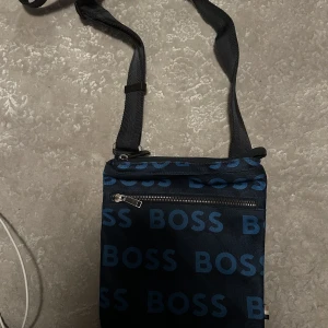 Hugo boss bag - Väskan e nyskick och ej sliten 