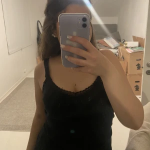 linne - säljer tre olika linnen, de första är ett svart spets linne i strl L men skulle säga mer M. andra är en tub topp utan band i strl L men skulle säga M och sista är ett kort linke i strl S. 15kr styck eller alla för 40❤️