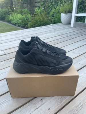 Yeezy 700 Triple Black MNVN - Skicket är bra knappast använda. Har reflexer, True to size.