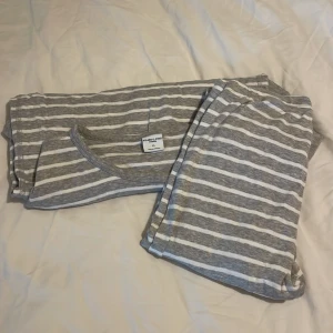 Pyjamas - Polarn o. Pyret pyjamas i färgen grå